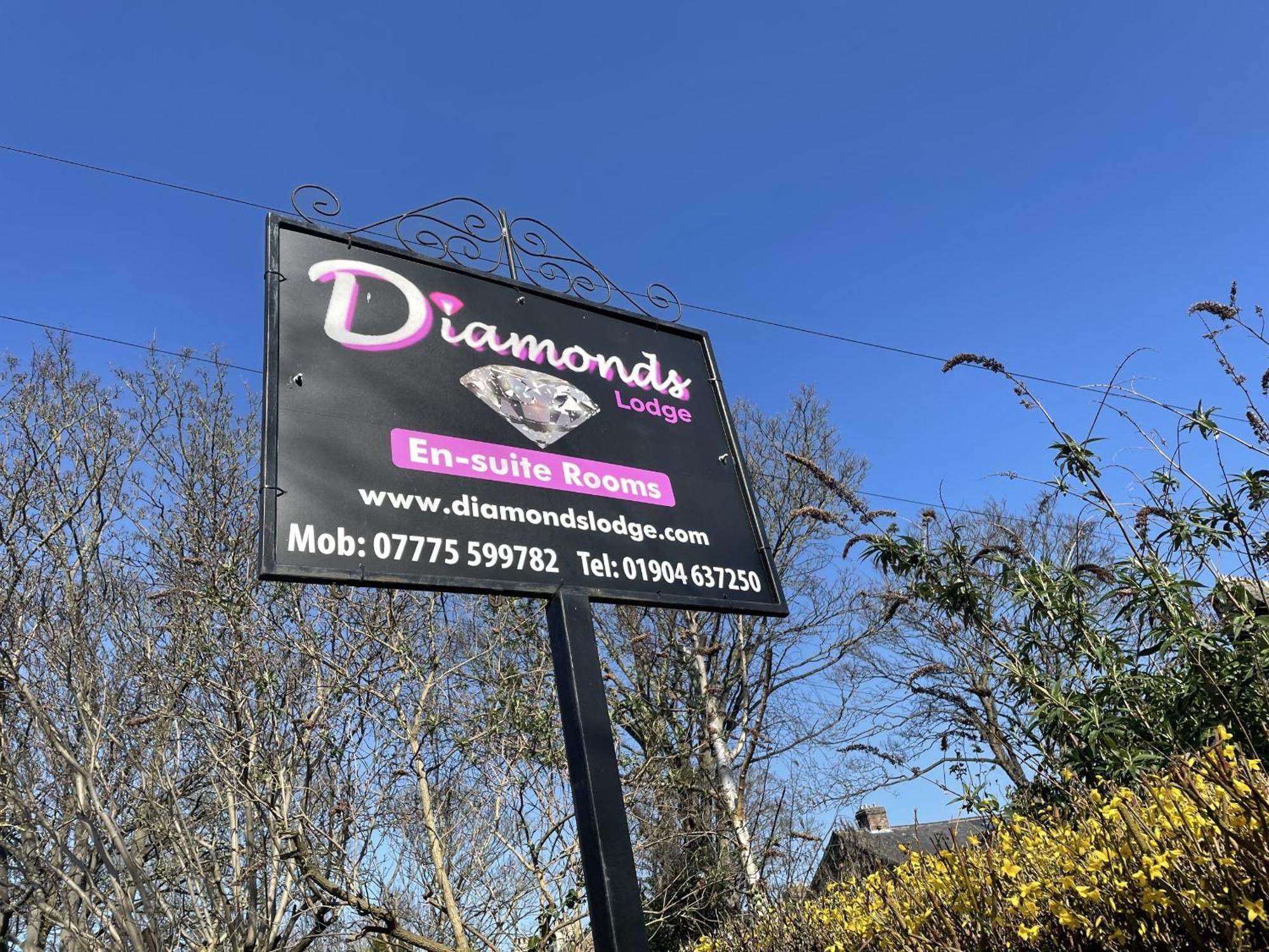 Diamonds Lodge Near York Hospital Exterior foto